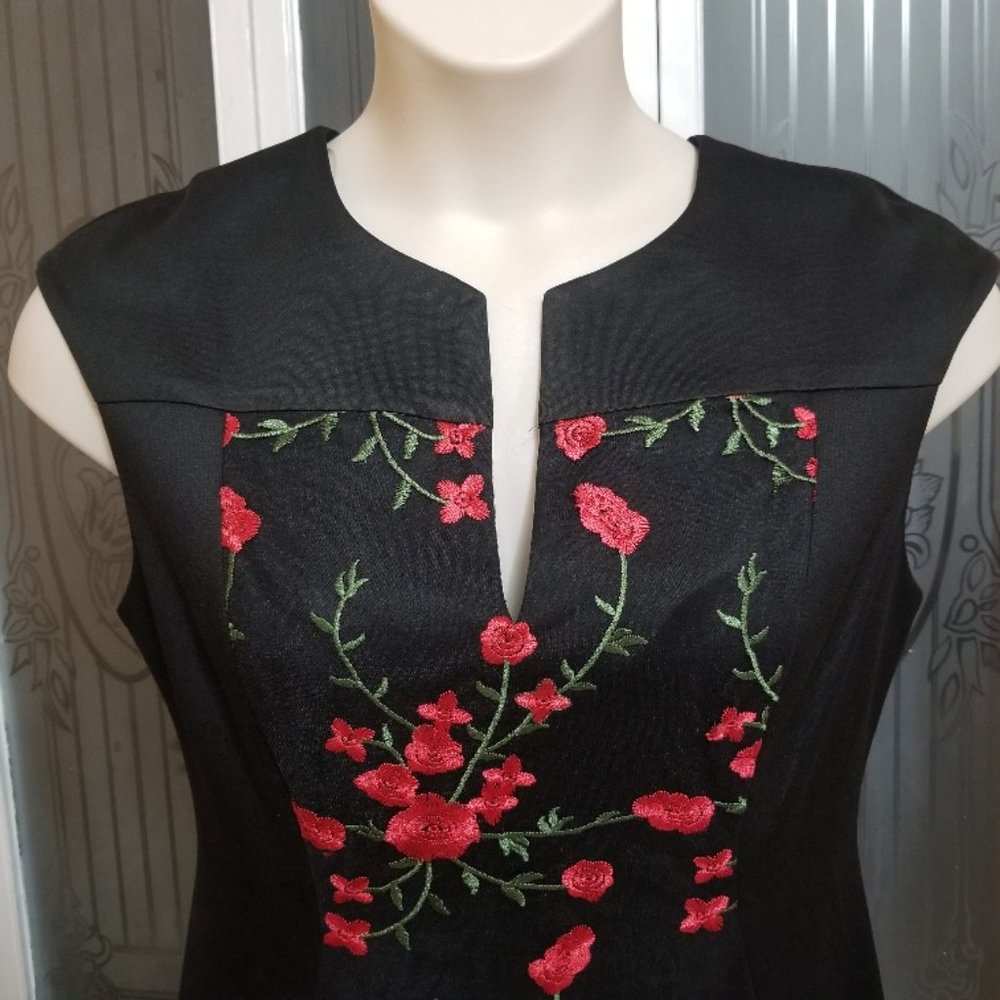 Connected Ladies Lovely Floral Embroidered Dress - Picture 3 of 9